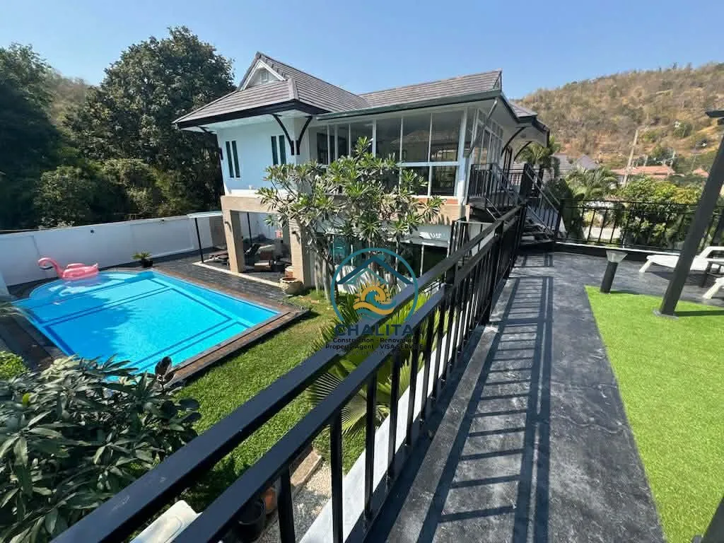 045_House with private swimming pool_003.webp