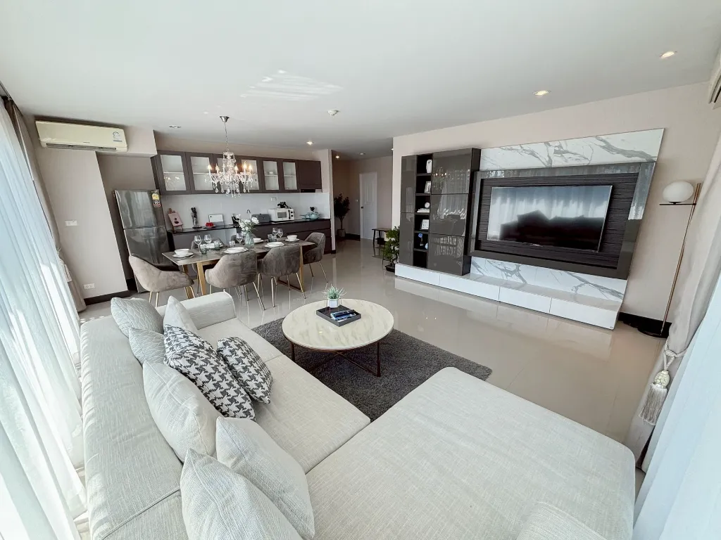 095_147_Stunning Mountain View Condominium_11.webp