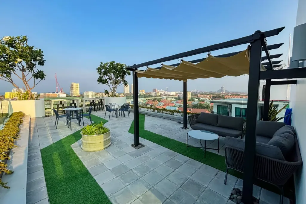 094_Stunning Condo_03.webp