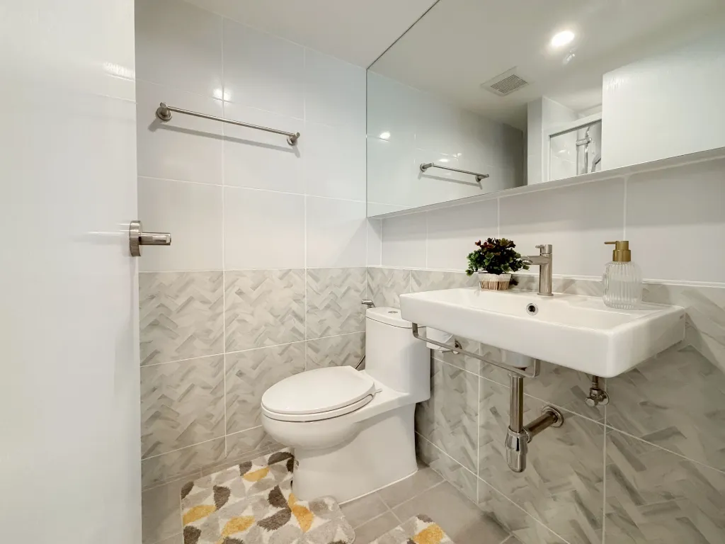 094_002_Stunning Condo_24.webp