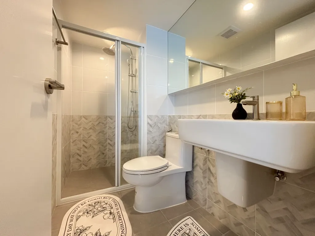 094_021_Stunning Condo_17.webp