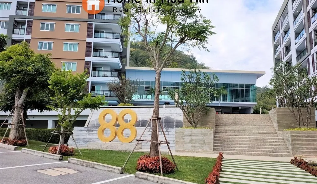 095_Stunning Mountain View Condominium_05.webp