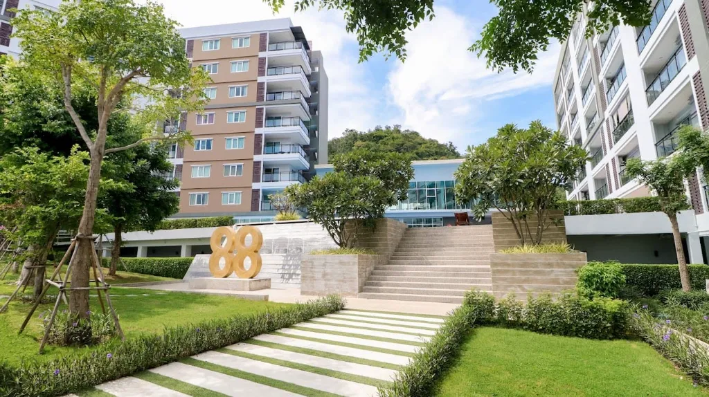 095_Stunning Mountain View Condominium_02.webp