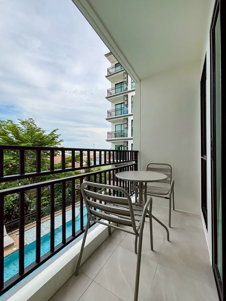 094_051_Stunning Condo_16.webp