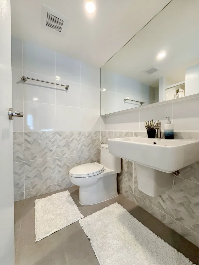 094_051_Stunning Condo_18.webp